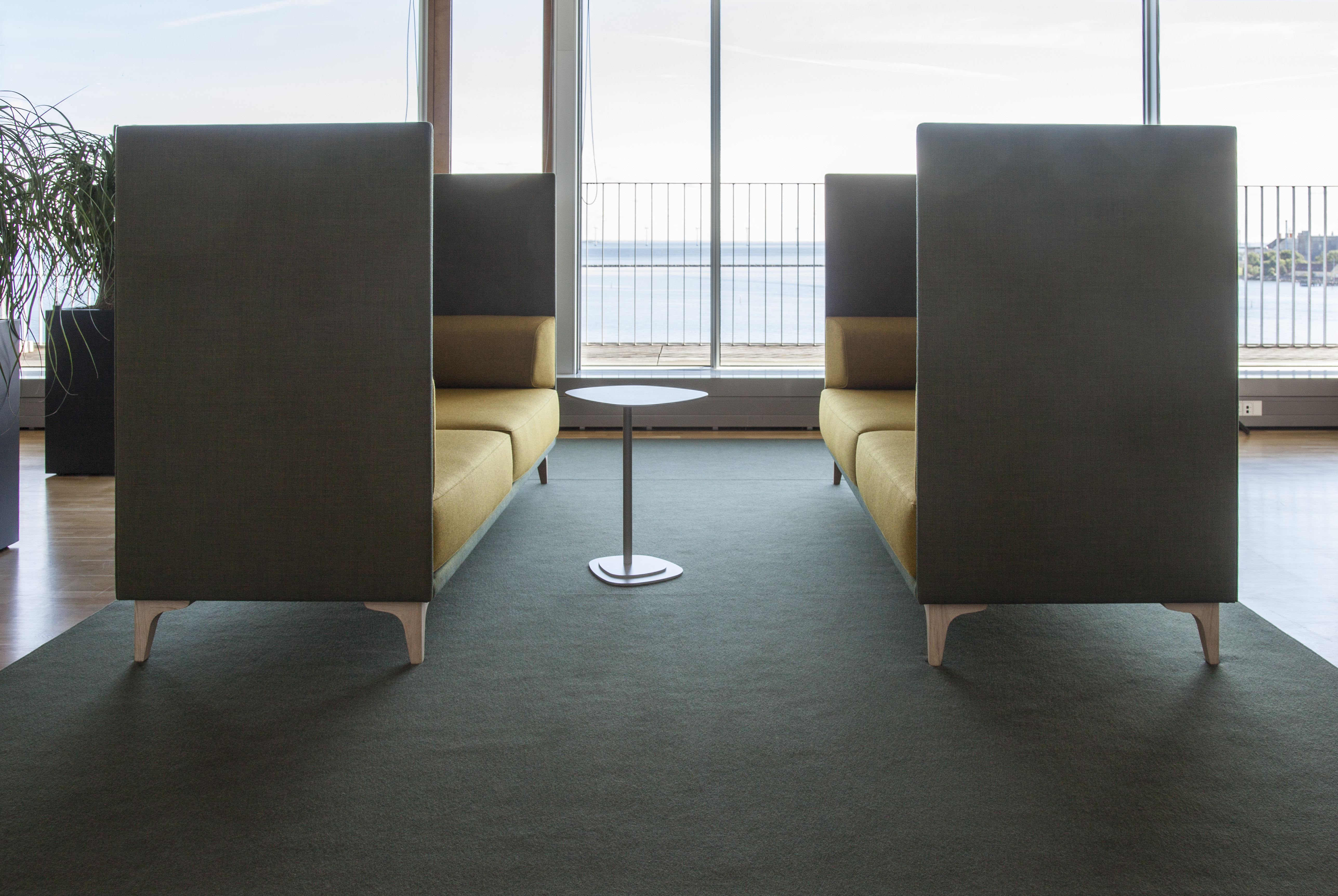 løst tæppe i filt på kontor